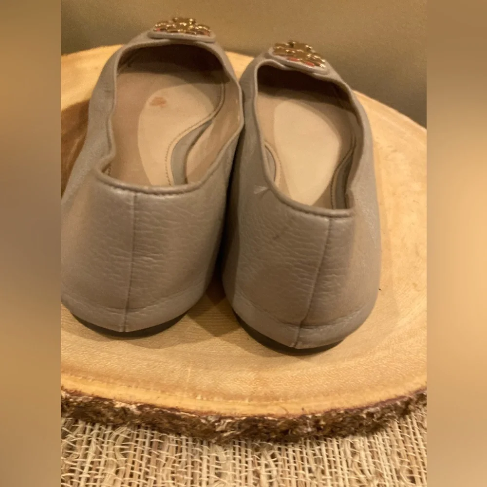 TORY BURCH Claire Ballet Flat Tumbled Leather Grey Slip On Logo Gold Flats‎ 8M